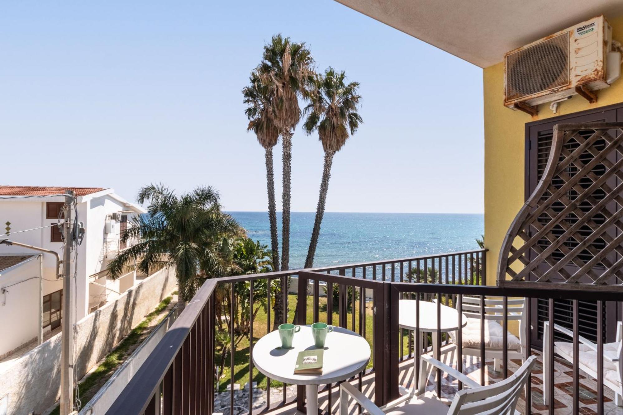 B&B La Terrazza Sul Mare 阿沃拉 外观 照片
